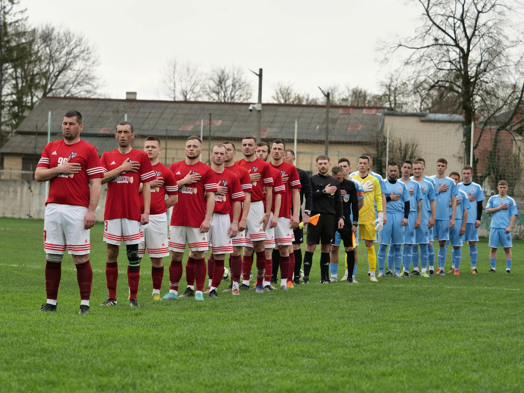 Piłkarze Stali Łańcut w akcji podczas meczu, przygotowujący się do starcia z Czarnymi Jasło