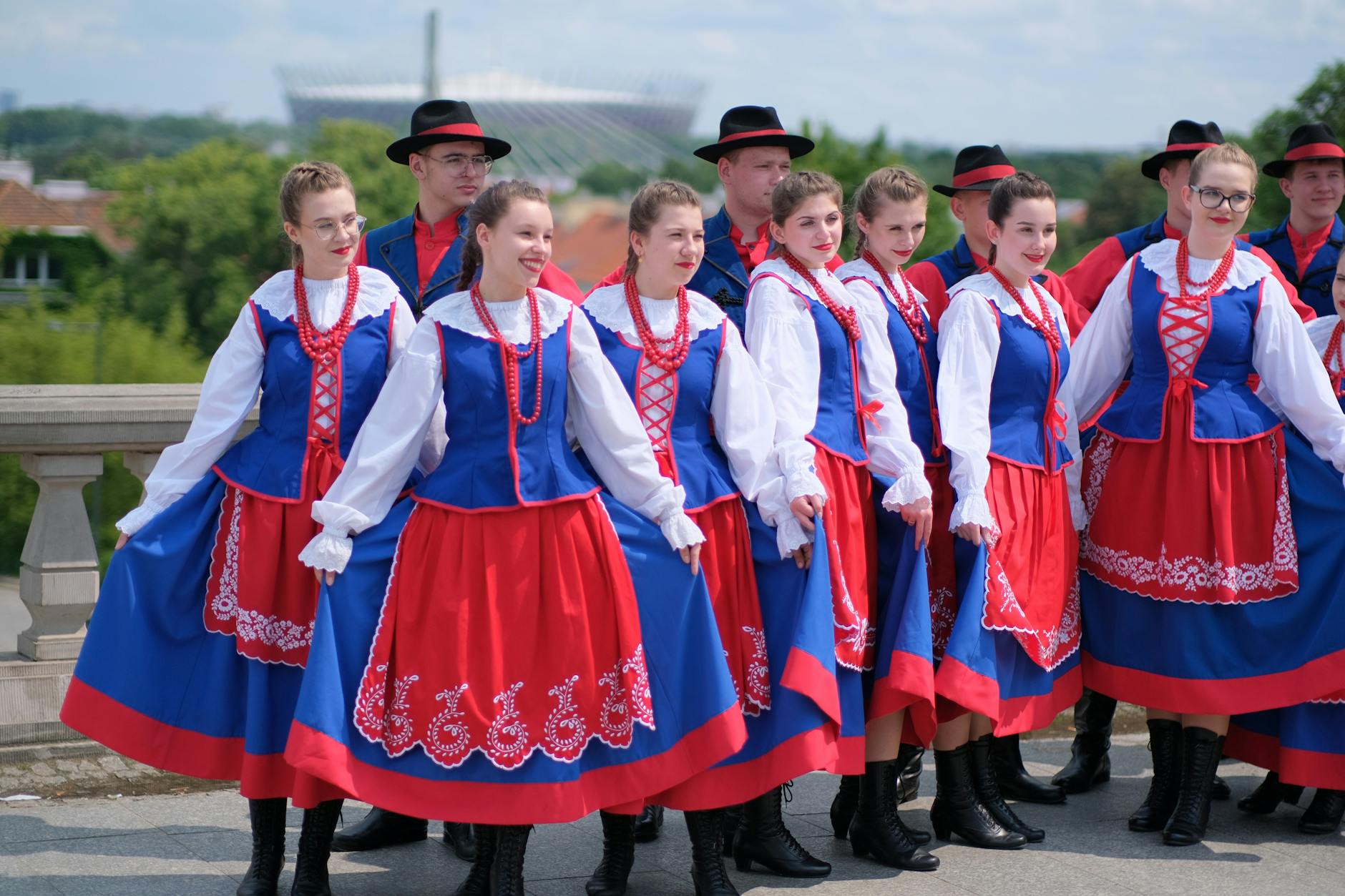 Uczestnicy święta folklorystycznego w Łańcucie prezentujący tradycyjne stroje i tańce na Rynku